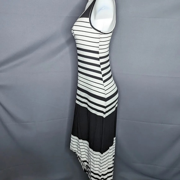 ⭐️Mossimo black and white striped maxi dress - Picture 3 of 8